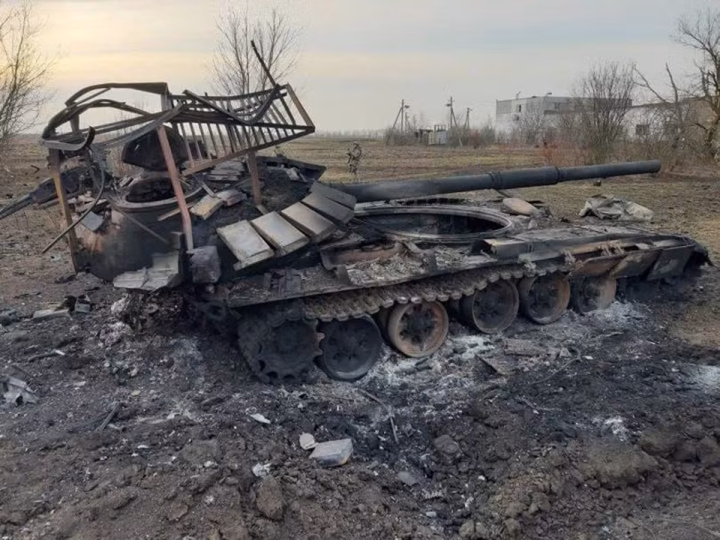 Một xe tăng T72B3 có khung sắt bảo vệ trên nóc vẫn bị cháy rụi do trúng tên lửa (Ảnh: Reuters).
