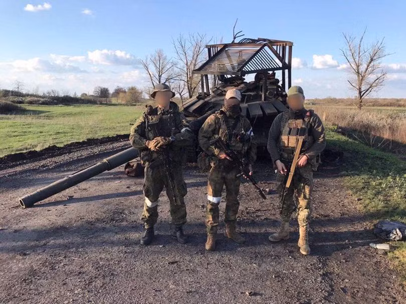 Các binh sĩ Ukraine bên cạnh một xe tăng Nga bị phá hủy (Ảnh:LostWeapons).