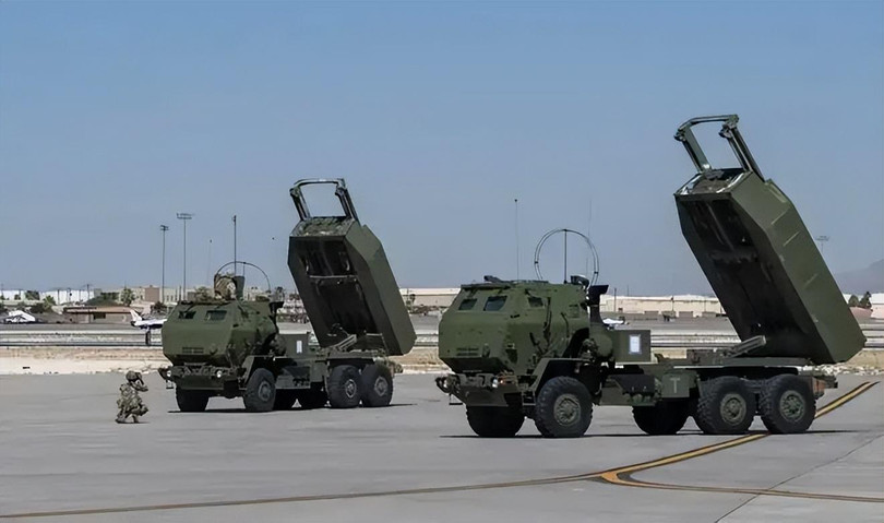 Các dàn phóng tên lửa HIMARS của Mỹ đang trở thành niềm hy vọng của Quân đội Ukraine để thay đổi cục diện (Ảnh: QQ).