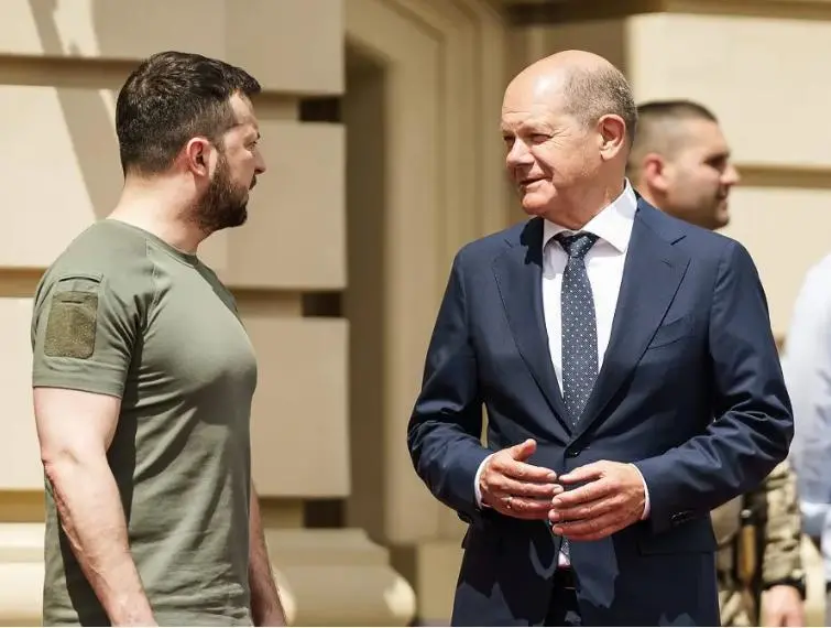 Tổng thống Ukraine Zelensky và Thủ tướng Đức Scholz (Ảnh: DPA)