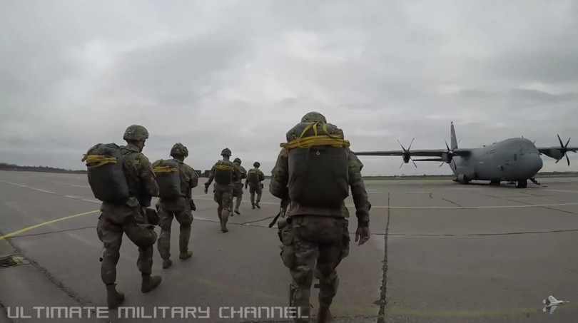 Video ghi lại toàn bộ quá trình nhảy dù của lính không quân ảnh 2