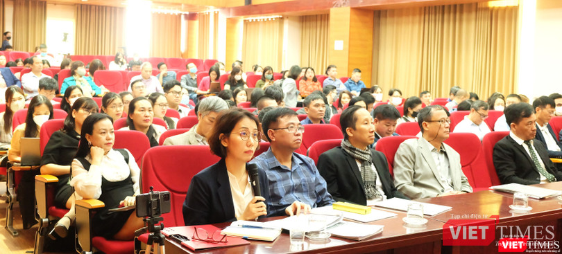 Các nhà khoa học Viện Hàn lâm KH&amp;CN Việt Nam tiếp cận cách thức vận hành, khai thác và sử dụng hệ thống V-COMPAS hiệu quả với sự hướng dẫn của các chuyên gia Hàn Quốc