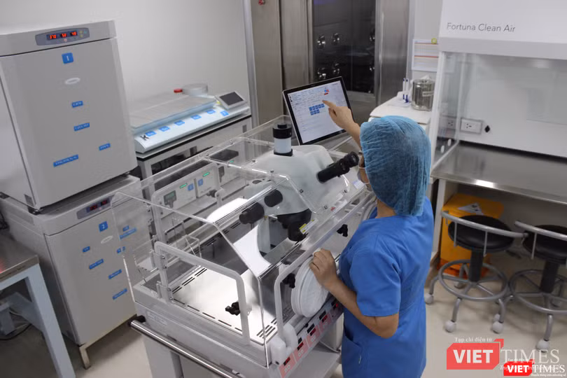 Thao tác với phôi và ghi nhận chất lượng phôi qua phiếu theo dõi phôi điện tử