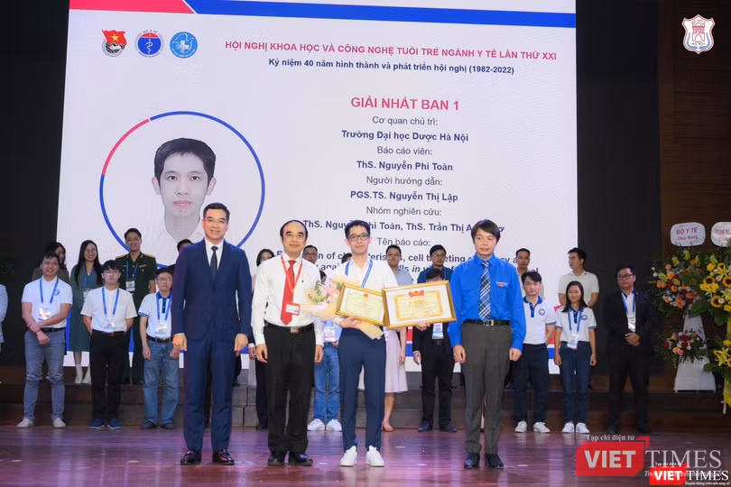 GS.TS. Nguyễn Hữu Tú - Hiệu trưởng trường Đại học Y Hà Nội, TS.BS. Hà Anh Đức - Chánh Văn phòng Bộ Y tế, Chủ tịch Hội thầy thuốc trẻ Việt Nam và Ths. Nguyễn Hữu Tú - Phó Chủ tịch Thường trực kiêm Tổng thư ký Hội Thầy thuốc trẻ Việt Nam - trao thưởng cho báo cáo viên đạt giải Nhất
