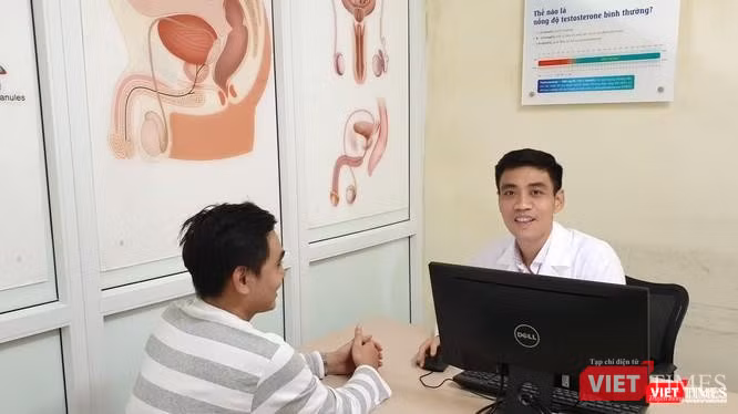 TS. Nguyễn Hoài Bắc - Trưởng khoa Nam học và Y học giới tính (BV Đại học Y Hà Nội)- tư vấn cho bệnh nhân nam học