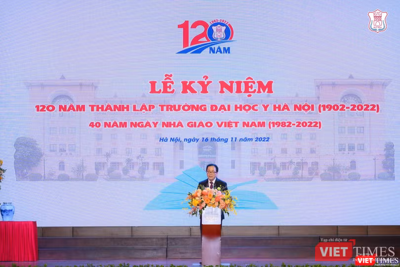 NGND.GS.TS. Tạ Thành Văn - Bí thư Đảng ủy, Chủ tịch Hội đồng trường Trường Đại học Y Hà Nội - phát biểu khai mạc