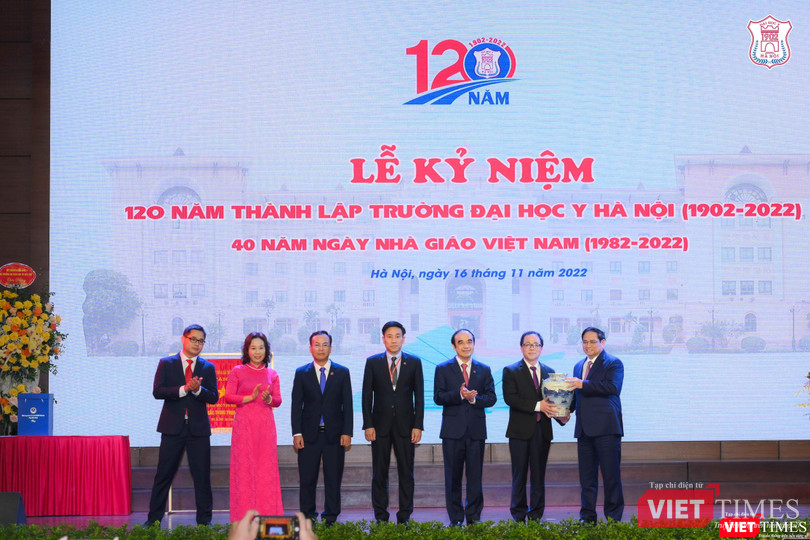 Thủ tướng Chính phủ Phạm Minh Chính tặng quà lãnh đạo Trường Đại học Y Hà Nội Thủ tướng Chính phủ Phạm Minh Chính tặng quà lãnh đạo Trường Đại học Y Hà Nội