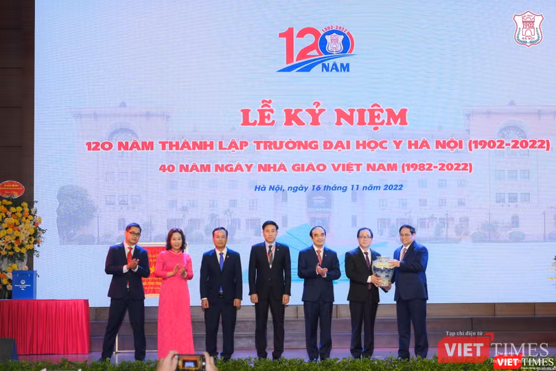 Thủ tướng Chính phủ Phạm Minh Chính tặng quà lãnh đạo Trường Đại học Y Hà Nội