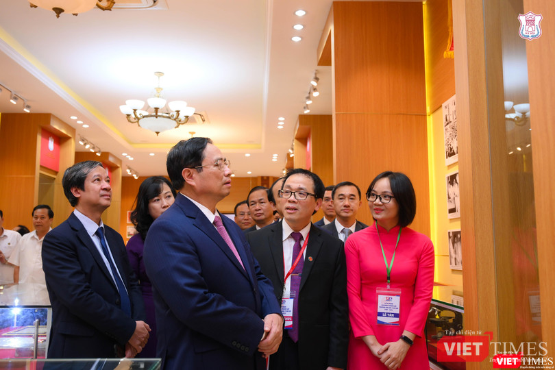 Thủ tướng Chính phủ Phạm Minh Chính và các đại biểu thăm phòng truyền thống của Trường Đại học Y Hà Nội Thủ tướng Chính phủ Phạm Minh Chính và các đại biểu thăm phòng truyền thống của Trường Đại học Y Hà Nội