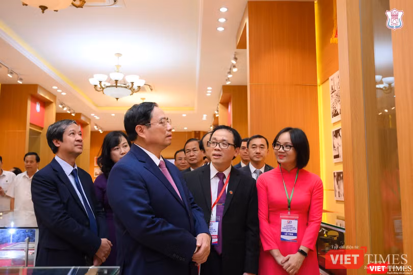Thủ tướng Chính phủ Phạm Minh Chính và các đại biểu thăm phòng truyền thống của Trường Đại học Y Hà Nội