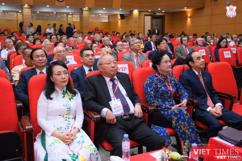 Các nguyên lãnh đạo Bộ Y tế, lãnh đạo Trường Đại học Y Hà Nội dự lễ kỷ niệm 120 năm Trường Đại học Y Hà Nội