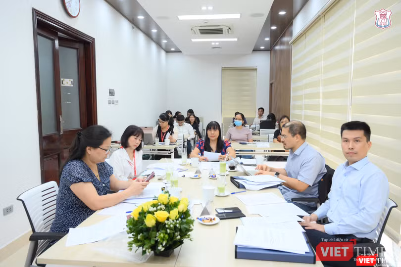 Hội đồng Giám khảo số 3 do GS.TS. Lê Thị Hương - Viện trưởng Viện Đào tạo Y học dự phòng và Y tế công cộng - làm Chủ tịch