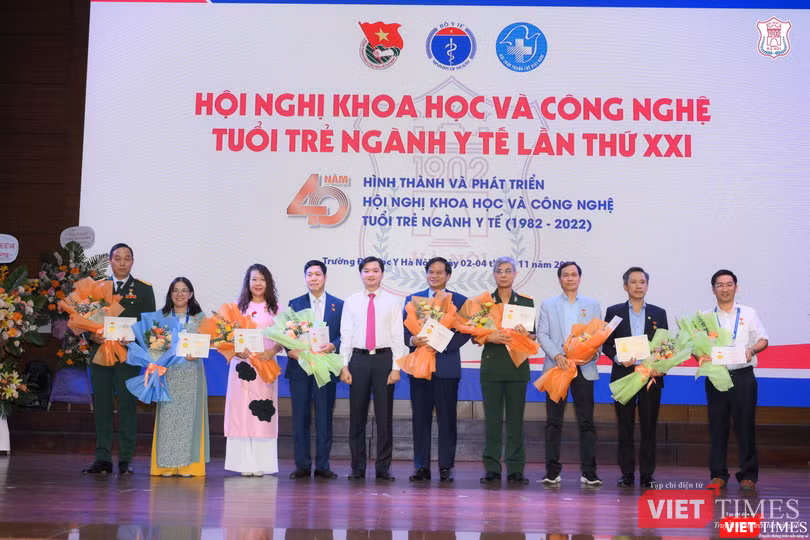TS. Nguyễn Minh Triết - Bí thư TW Đoàn TNCS HCM - trao tặng Kỷ niệm chương “Vì thế hệ trẻ” cho 10 cá nhân từ 35 tuổi trở lên có nhiều cống hiến trong sự nghiệp đào tạo, bồi dưỡng thế hệ trẻ Việt Nam.