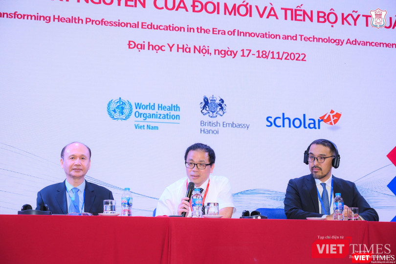 GS.TS. Tạ Thành Văn (giữa) - Chủ tịch Hội đồng trường Trường Đại học Y Hà Nội trao đổi tại hội thảo GS.TS. Tạ Thành Văn (giữa) - Chủ tịch Hội đồng trường Trường Đại học Y Hà Nội trao đổi tại hội thảo