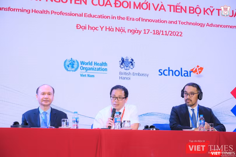 GS.TS. Tạ Thành Văn (giữa) - Chủ tịch Hội đồng trường Trường Đại học Y Hà Nội trao đổi tại hội thảo