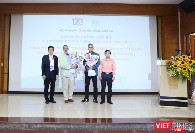 GS.TS Đoàn Quốc Hưng- Phó Hiệu trưởng Trường Đại học Y Hà Nội - và các chuyên gia quốc tế GS.TS Đoàn Quốc Hưng- Phó Hiệu trưởng Trường Đại học Y Hà Nội - và các chuyên gia quốc tế