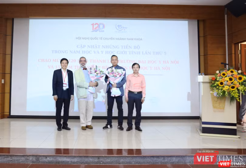 GS.TS Đoàn Quốc Hưng- Phó Hiệu trưởng Trường Đại học Y Hà Nội - và các chuyên gia quốc tế