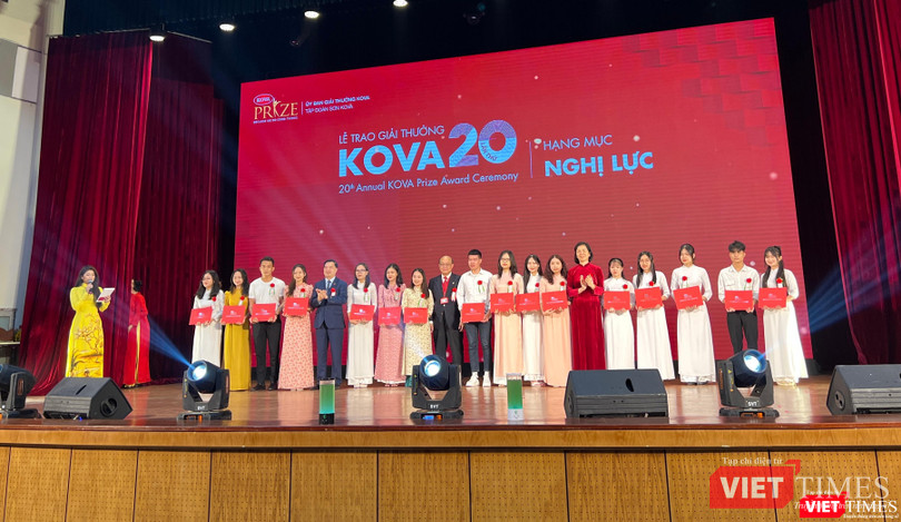 Các sinh viên vượt khó học giỏi nhận học bổng KOVA