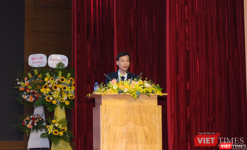 PGS.TS. Trần Huy Thịnh - Trưởng phòng Quản lý KH&amp;CN Trường Đại học Y Hà Nội - công bố các giải thưởng