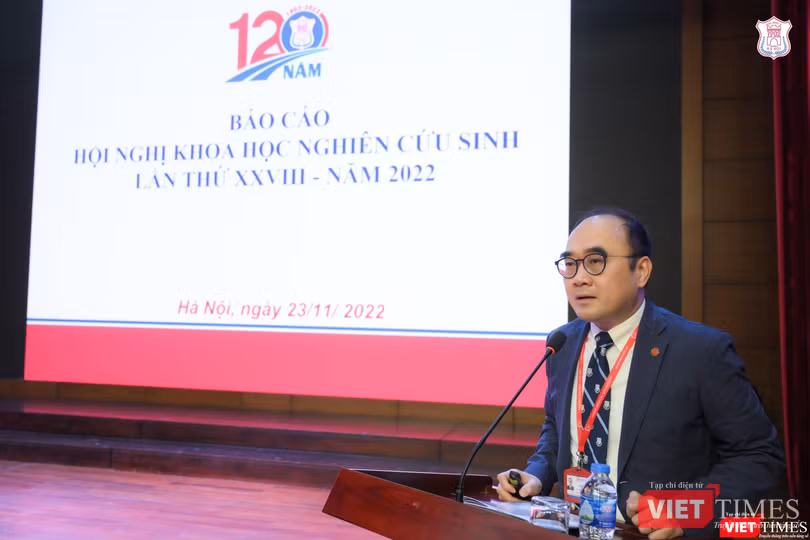 PGS.TS. Lê Minh Giang - Trưởng Phòng Quản lý đào tạo Sau đại học Trường Đại học Y Hà Nội - báo cáo tổng quan về hội nghị