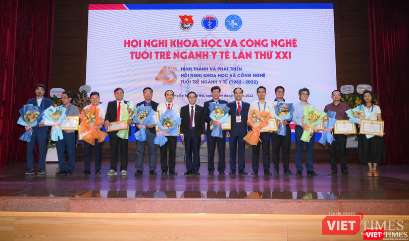 Trao giải cho các đơn vị có báo cáo đoạt giải Xuất sắc và giải Nhất