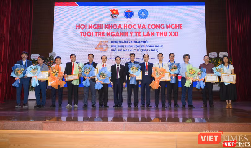 Trao giải cho các đơn vị có báo cáo đoạt giải Xuất sắc và giải Nhất