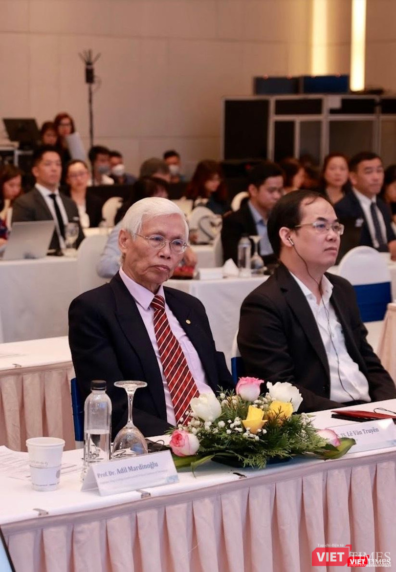 PGS. TS. Lê Văn Truyền (trái) - nguyên Thứ trưởng Bộ Y tế