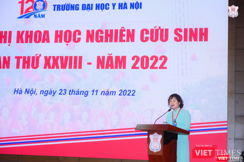 Thay mặt Hội đồng giám khảo, PGS. TS. Lê Thị Thanh Xuân đã động viên, khích lệ học viên luôn khám phá cái mới, cái bất ngờ trong nghiên cứu khoa học Thay mặt Hội đồng giám khảo, PGS. TS. Lê Thị Thanh Xuân đã động viên, khích lệ học viên luôn khám phá cái mới, cái bất ngờ trong nghiên cứu khoa học