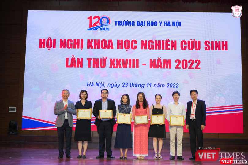 Trao giải Nhì cho các nghiên cứu sinh Trao giải Nhì cho các nghiên cứu sinh