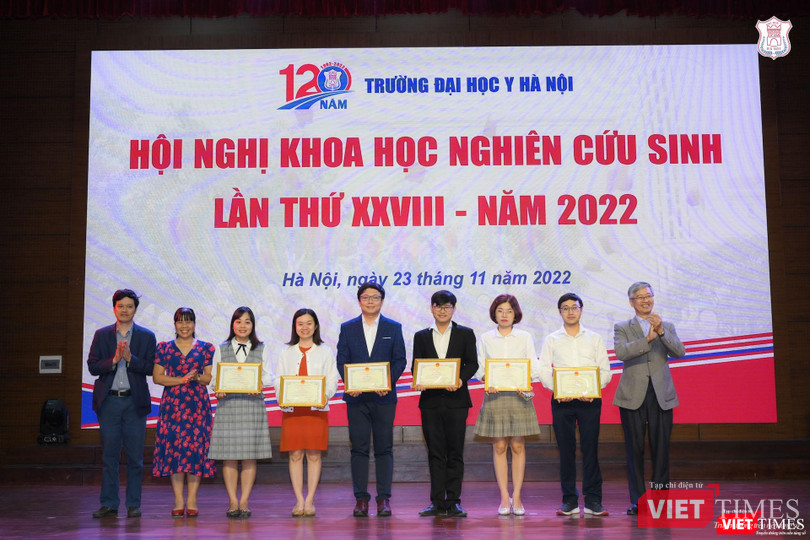 Trao giải Ba cho các tác giả Trao giải Ba cho các tác giả