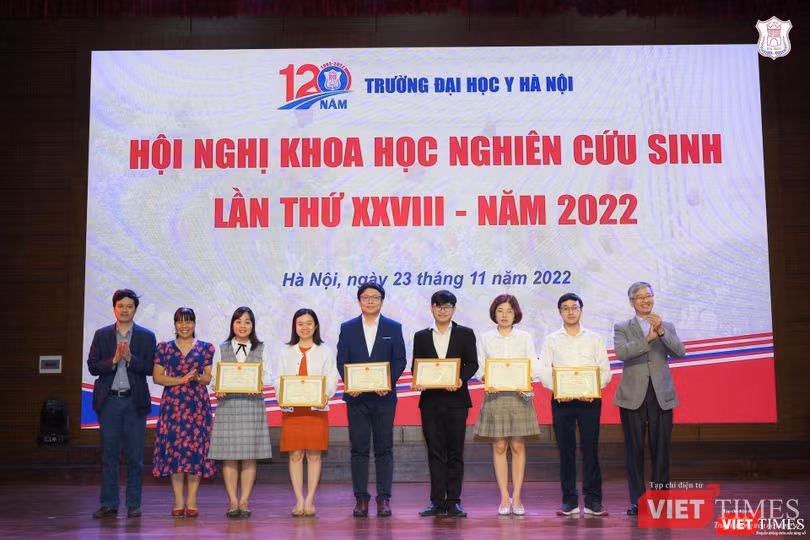 Trao giải Ba cho các tác giả