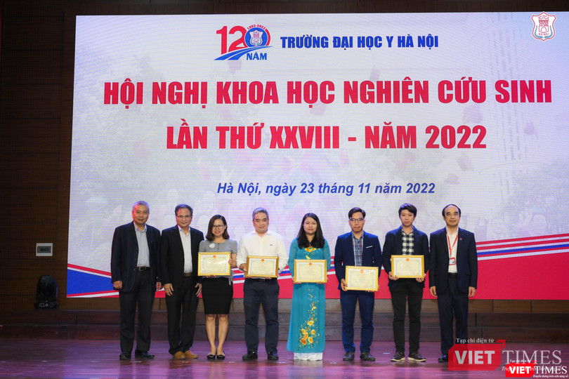 Ban tổ chức trao giải Nhất cho các nghiên cứu sinh Ban tổ chức trao giải Nhất cho các nghiên cứu sinh