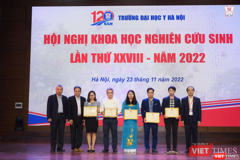 Ban tổ chức trao giải Nhất cho các nghiên cứu sinh