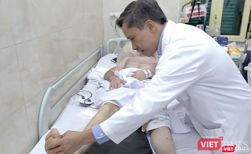 PGS.TS Nguyễn Mạnh Khánh kiểm tra tình trạng bệnh nhân sau ca phẫu thuật