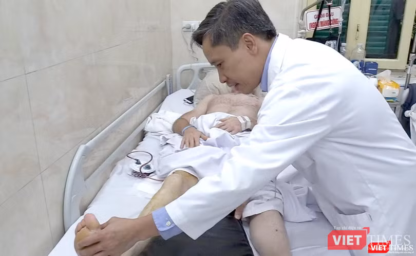 PGS.TS Nguyễn Mạnh Khánh kiểm tra tình trạng bệnh nhân sau ca phẫu thuật