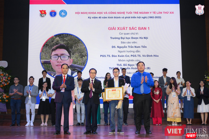 TS. Phạm Văn Tác - Cục trưởng Cục KHCN và Đào tạo, Bộ Y tế; GS.TS. Tạ Thành Văn - Chủ tịch Hội đồng Trường Đại học Y Hà Nội; ông Nguyễn Xuân Hiếu, Ủy viên BCH Trung ương Đoàn, Phó trưởng ban Đoàn kết tập hợp thanh niên Trung ương Đoàn, trao thưởng và tặng hoa cho các tác giả đoạt giải Xuất sắc TS. Phạm Văn Tác - Cục trưởng Cục KHCN và Đào tạo, Bộ Y tế; GS.TS. Tạ Thành Văn - Chủ tịch Hội đồng Trường Đại học Y Hà Nội; ông Nguyễn Xuân Hiếu, Ủy viên BCH Trung ương Đoàn, Phó trưởng ban Đoàn kết tập hợp thanh niên Trung ương Đoàn, trao thưởng và tặng hoa cho các tác giả đoạt giải Xuất sắc