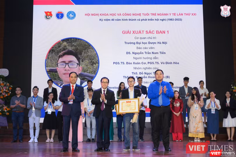 TS. Phạm Văn Tác - Cục trưởng Cục KHCN và Đào tạo, Bộ Y tế; GS.TS. Tạ Thành Văn - Chủ tịch Hội đồng Trường Đại học Y Hà Nội; ông Nguyễn Xuân Hiếu, Ủy viên BCH Trung ương Đoàn, Phó trưởng ban Đoàn kết tập hợp thanh niên Trung ương Đoàn, trao thưởng và tặng hoa cho các tác giả đoạt giải Xuất sắc