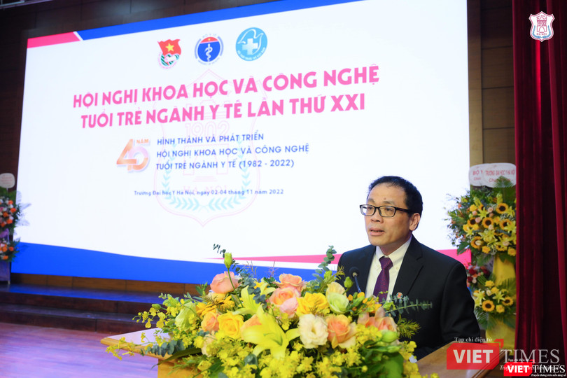 GS. TS. Tạ Thành Văn - Bí thư Đảng uỷ, Chủ tịch Hội đồng trường Đại học Y Hà Nội, Trưởng BTC kiêm Chủ tịch Hội đồng Giám khảo Hội nghị KH&CN tuổi trẻ ngành y tế lần thứ XXI - phát biểu khai mạc GS. TS. Tạ Thành Văn - Bí thư Đảng uỷ, Chủ tịch Hội đồng trường Đại học Y Hà Nội, Trưởng BTC kiêm Chủ tịch Hội đồng Giám khảo Hội nghị KH&CN tuổi trẻ ngành y tế lần thứ XXI - phát biểu khai mạc