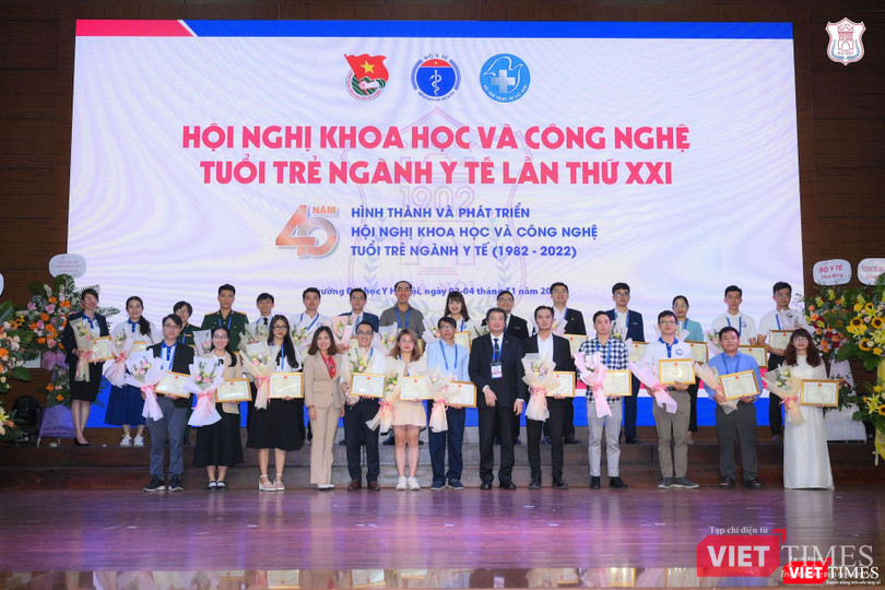 GS.TS Đoàn Quốc Hưng - Phó Hiệu trưởng Trường Đại học Y Hà Nội, TS. Nguyễn Ngô Quang - Phó Cục trưởng Cục KHCN và Đào tạo (Bộ Y tế) trao giải Nhì cho các báo cáo viên GS.TS Đoàn Quốc Hưng - Phó Hiệu trưởng Trường Đại học Y Hà Nội, TS. Nguyễn Ngô Quang - Phó Cục trưởng Cục KHCN và Đào tạo (Bộ Y tế) trao giải Nhì cho các báo cáo viên