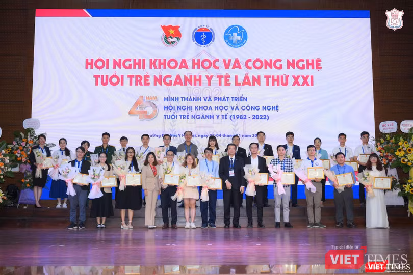 GS.TS Đoàn Quốc Hưng - Phó Hiệu trưởng Trường Đại học Y Hà Nội, TS. Nguyễn Ngô Quang - Phó Cục trưởng Cục KHCN và Đào tạo (Bộ Y tế) trao giải Nhì cho các báo cáo viên