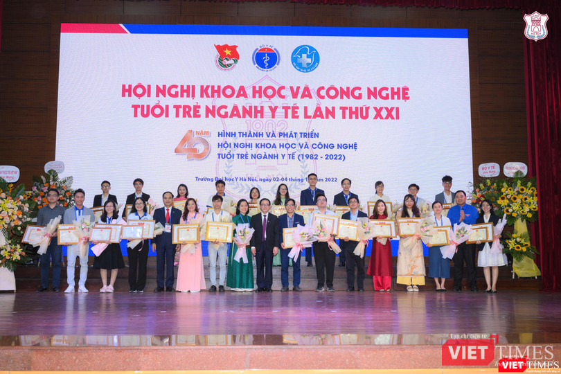 Trao thưởng cho các tác giả có báo cáo đoạt giải Xuất sắc Trao thưởng cho các tác giả có báo cáo đoạt giải Xuất sắc