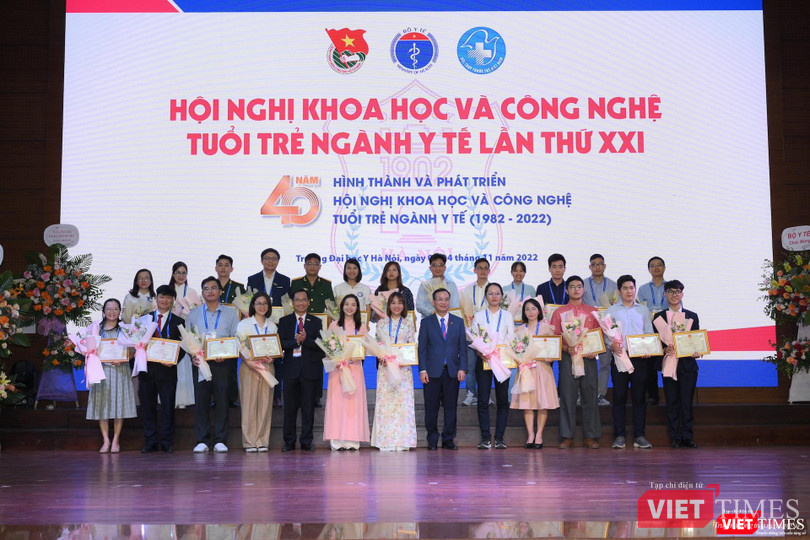 ThS. Phạm Xuân Thắng - Phó Hiệu trưởng Trường Đại học Y Hà Nội, TS. Nguyễn Văn Quân -Phó Cục trưởng Cục KHCN và Đào tạo (Bộ Y tế) trao thưởng cho các tác giả đoạt giải Ba ThS. Phạm Xuân Thắng - Phó Hiệu trưởng Trường Đại học Y Hà Nội, TS. Nguyễn Văn Quân -Phó Cục trưởng Cục KHCN và Đào tạo (Bộ Y tế) trao thưởng cho các tác giả đoạt giải Ba