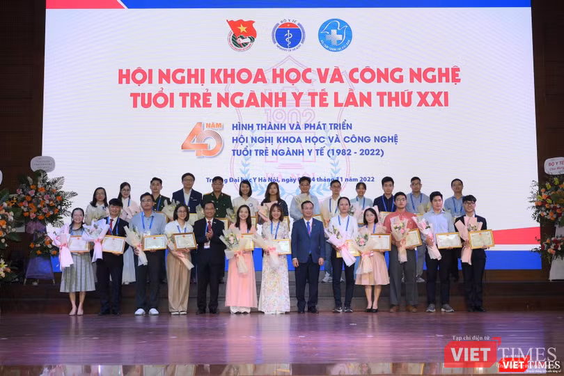 ThS. Phạm Xuân Thắng - Phó Hiệu trưởng Trường Đại học Y Hà Nội, TS. Nguyễn Văn Quân -Phó Cục trưởng Cục KHCN và Đào tạo (Bộ Y tế) trao thưởng cho các tác giả đoạt giải Ba