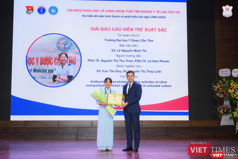 TS. BS. Hà Anh Đức - Chánh Văn Phòng Bộ Y tế, Chủ tịch Hội Thầy thuốc trẻ Việt Nam - tặng Giấy khen cho sinh viên Lê Nguyễn Minh Thi (Đại học Y Dược Cần Thơ) - Giải báo cáo viên Xuất sắc TS. BS. Hà Anh Đức - Chánh Văn Phòng Bộ Y tế, Chủ tịch Hội Thầy thuốc trẻ Việt Nam - tặng Giấy khen cho sinh viên Lê Nguyễn Minh Thi (Đại học Y Dược Cần Thơ) - Giải báo cáo viên Xuất sắc
