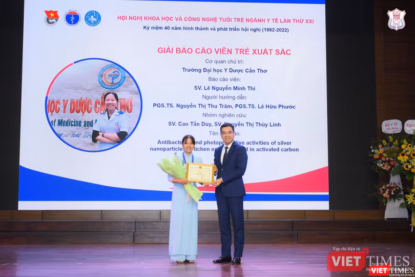 TS. BS. Hà Anh Đức - Chánh Văn Phòng Bộ Y tế, Chủ tịch Hội Thầy thuốc trẻ Việt Nam - tặng Giấy khen cho sinh viên Lê Nguyễn Minh Thi (Đại học Y Dược Cần Thơ) - Giải báo cáo viên Xuất sắc