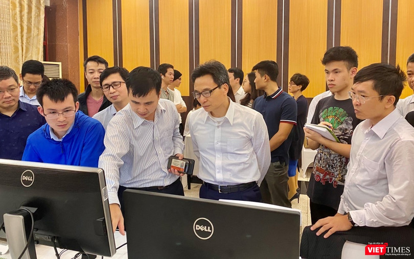 Phó Thủ tướng Vũ Đức Đam chỉ đạo Tổ thông tin đáp ứng nhanh chống dịch COVID-19 của Ban Chỉ đạo Quốc gia phòng, chống dịch COVID-19.