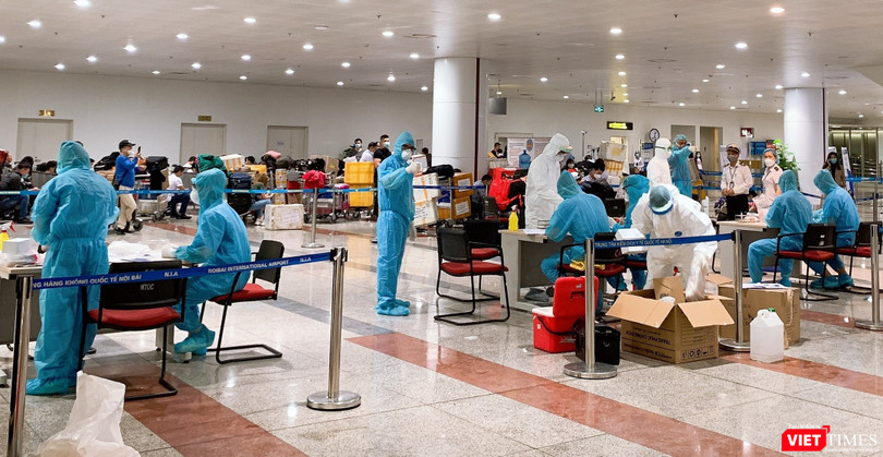 Các các bộ của Trường Đại học Y Hà Nội lấy mẫu và xét nghiệm COVID-19 với các hành khách đến từ châu Âu, Anh, Mỹ. 