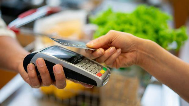 Thanh toán không tiếp xúc qua máy mPoS. Thanh toán không tiếp xúc qua máy mPoS.