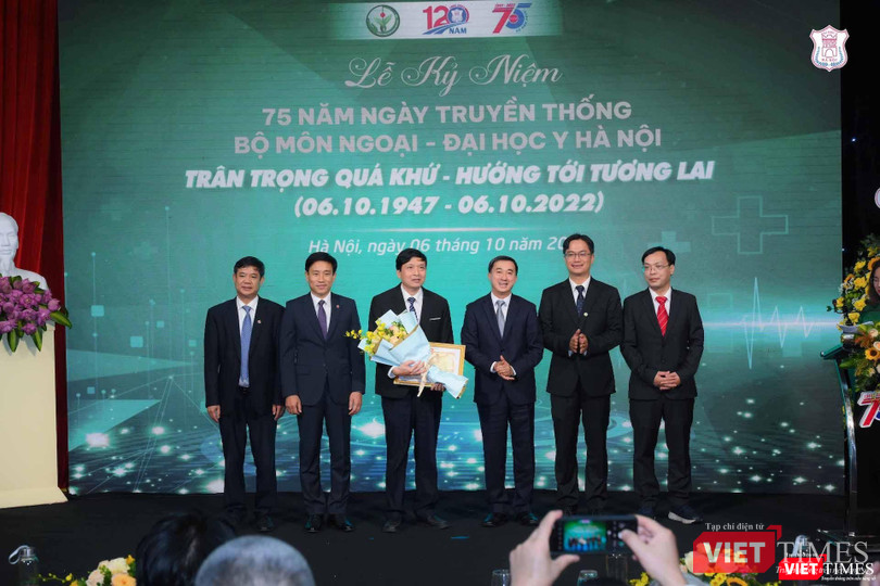 Thứ trưởng Bộ Y tế Trần Văn Thuấn trao Bằng khen của Bộ Giáo dục - Đào tạo cho bộ môn Ngoại Trường Đại học Y Hà Nội