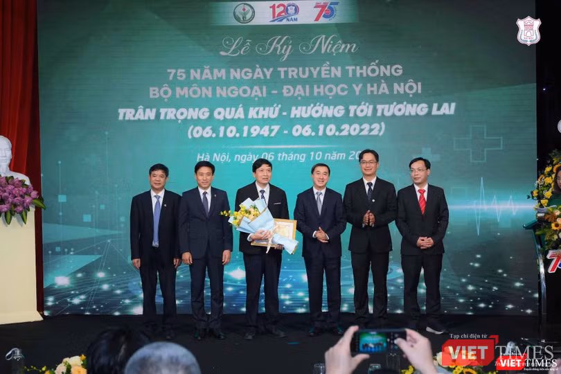 Thứ trưởng Bộ Y tế Trần Văn Thuấn trao Bằng khen của Bộ Giáo dục - Đào tạo cho bộ môn Ngoại Trường Đại học Y Hà Nội